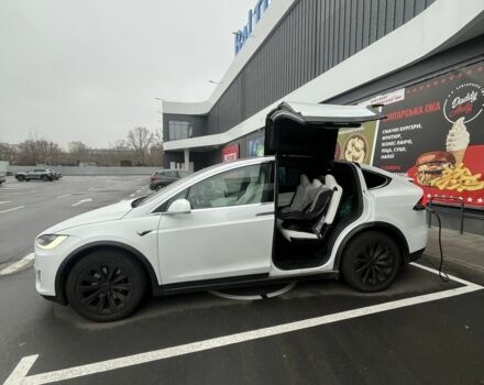 Белый Тесла Модель Х, объемом двигателя 0 л и пробегом 174 тыс. км за 29900 $, фото 1 на Automoto.ua