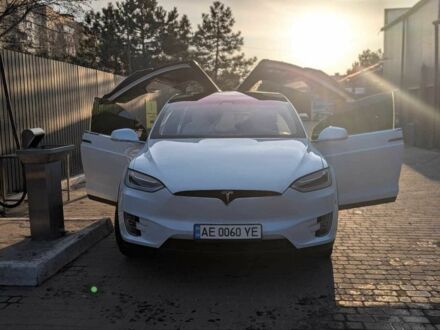 Белый Тесла Модель Х, объемом двигателя 0 л и пробегом 108 тыс. км за 28700 $, фото 1 на Automoto.ua