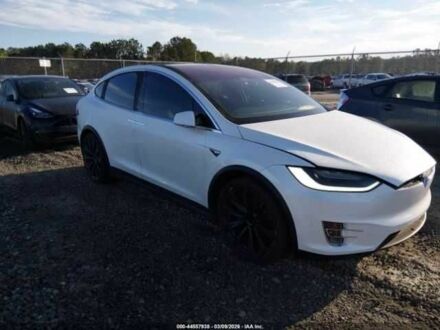 Белый Тесла Модель Х, объемом двигателя 0 л и пробегом 142 тыс. км за 7800 $, фото 1 на Automoto.ua