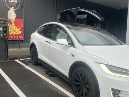 Белый Тесла Модель Х, объемом двигателя 0 л и пробегом 174 тыс. км за 29900 $, фото 1 на Automoto.ua