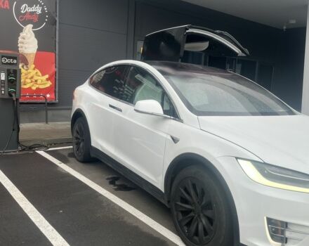 Белый Тесла Модель Х, объемом двигателя 0 л и пробегом 174 тыс. км за 29900 $, фото 1 на Automoto.ua