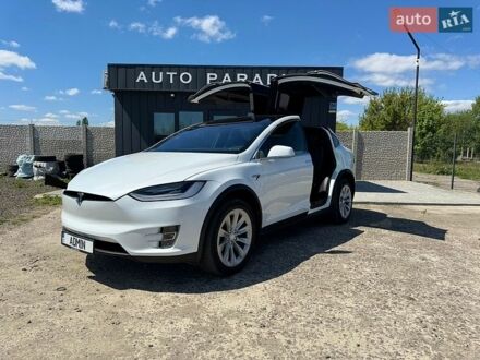 Белый Тесла Модель Х, объемом двигателя 0 л и пробегом 143 тыс. км за 39999 $, фото 1 на Automoto.ua
