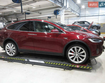 Красный Тесла Модель Х, объемом двигателя 0 л и пробегом 153 тыс. км за 23900 $, фото 1 на Automoto.ua