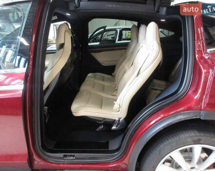 Красный Тесла Модель Х, объемом двигателя 0 л и пробегом 153 тыс. км за 23900 $, фото 4 на Automoto.ua