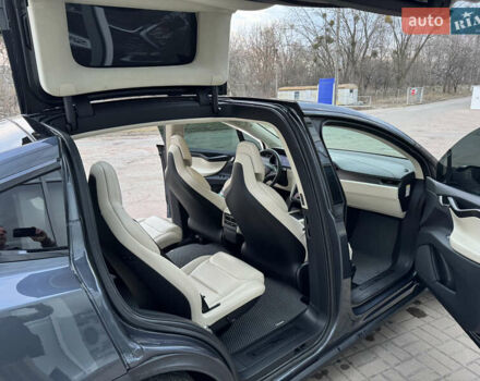 Серый Тесла Модель Х, объемом двигателя 0 л и пробегом 114 тыс. км за 43350 $, фото 39 на Automoto.ua