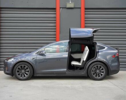 Серый Тесла Модель Х, объемом двигателя 0 л и пробегом 39 тыс. км за 19000 $, фото 4 на Automoto.ua