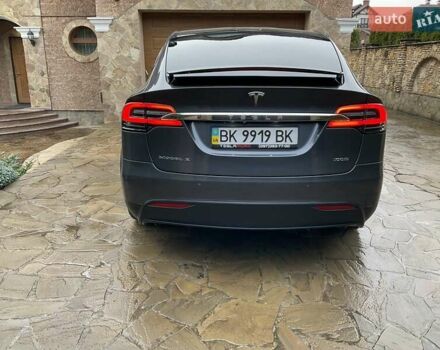 Серый Тесла Модель Х, объемом двигателя 0 л и пробегом 92 тыс. км за 26499 $, фото 5 на Automoto.ua