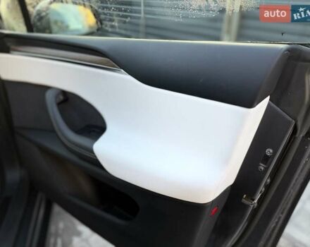 Серый Тесла Модель Х, объемом двигателя 0 л и пробегом 69 тыс. км за 40000 $, фото 13 на Automoto.ua