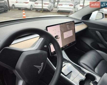 Белый Тесла Model Y, объемом двигателя 0 л и пробегом 126 тыс. км за 19999 $, фото 40 на Automoto.ua