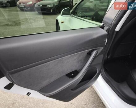 Белый Тесла Model Y, объемом двигателя 0 л и пробегом 126 тыс. км за 19999 $, фото 45 на Automoto.ua