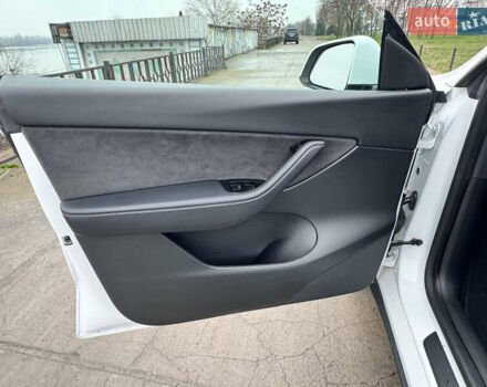 Белый Тесла Model Y, объемом двигателя 0 л и пробегом 77 тыс. км за 25000 $, фото 29 на Automoto.ua