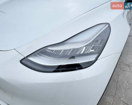 Белый Тесла Model Y, объемом двигателя 0 л и пробегом 77 тыс. км за 25000 $, фото 6 на Automoto.ua