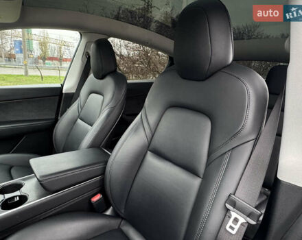 Белый Тесла Model Y, объемом двигателя 0 л и пробегом 77 тыс. км за 25000 $, фото 28 на Automoto.ua