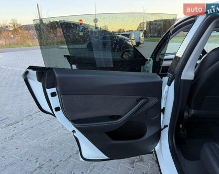 Белый Тесла Model Y, объемом двигателя 0 л и пробегом 132 тыс. км за 20800 $, фото 54 на Automoto.ua