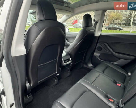 Белый Тесла Model Y, объемом двигателя 0 л и пробегом 77 тыс. км за 25000 $, фото 24 на Automoto.ua