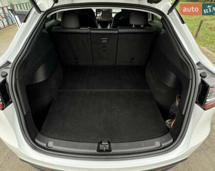 Белый Тесла Model Y, объемом двигателя 0 л и пробегом 77 тыс. км за 25000 $, фото 22 на Automoto.ua