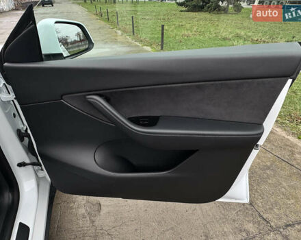 Белый Тесла Model Y, объемом двигателя 0 л и пробегом 77 тыс. км за 25000 $, фото 11 на Automoto.ua