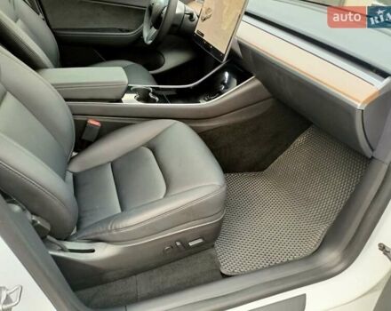 Белый Тесла Model Y, объемом двигателя 0 л и пробегом 65 тыс. км за 28000 $, фото 6 на Automoto.ua