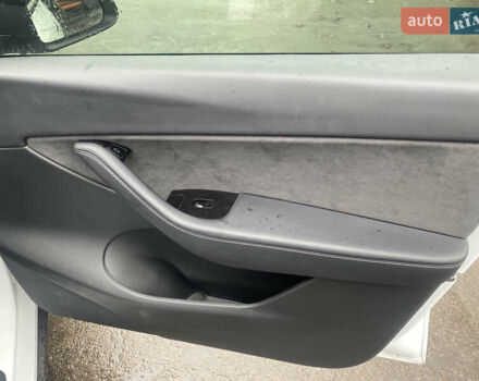 Білий Тесла Model Y, об'ємом двигуна 0 л та пробігом 70 тис. км за 24500 $, фото 19 на Automoto.ua