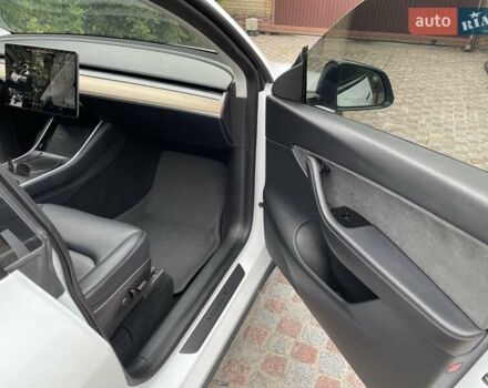 Тесла Model Y 2020 в Киеве на Automoto.ua Белый Тесла Model Y, объемом двигателя 0 л и пробегом 79 тыс. км за 25300 $, фото 4 на Automoto.ua
