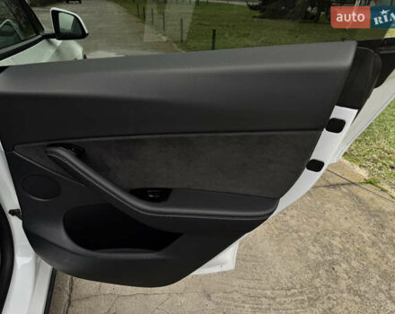 Белый Тесла Model Y, объемом двигателя 0 л и пробегом 77 тыс. км за 25000 $, фото 15 на Automoto.ua