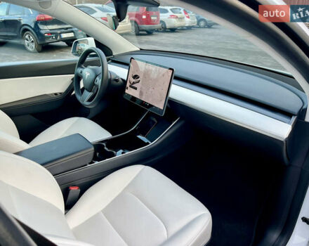 Белый Тесла Model Y, объемом двигателя 0 л и пробегом 57 тыс. км за 28500 $, фото 34 на Automoto.ua