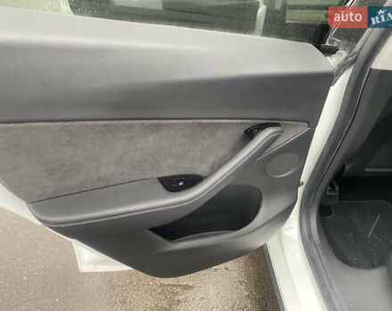 Білий Тесла Model Y, об'ємом двигуна 0 л та пробігом 70 тис. км за 24500 $, фото 17 на Automoto.ua