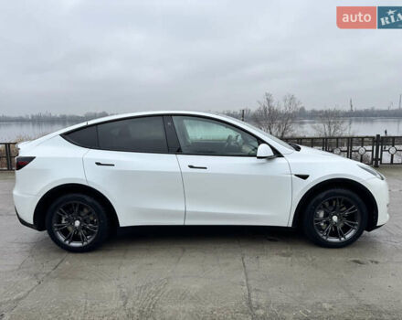 Белый Тесла Model Y, объемом двигателя 0 л и пробегом 77 тыс. км за 25000 $, фото 39 на Automoto.ua