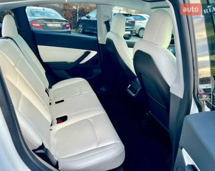Белый Тесла Model Y, объемом двигателя 0 л и пробегом 57 тыс. км за 28500 $, фото 32 на Automoto.ua
