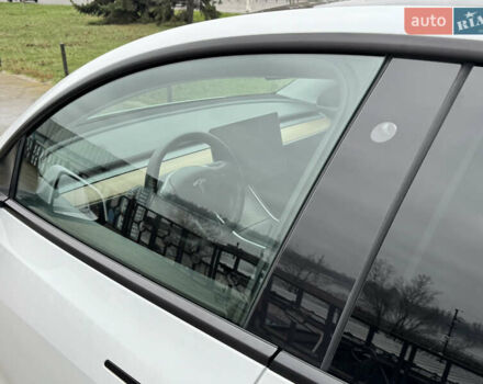 Белый Тесла Model Y, объемом двигателя 0 л и пробегом 77 тыс. км за 25000 $, фото 32 на Automoto.ua