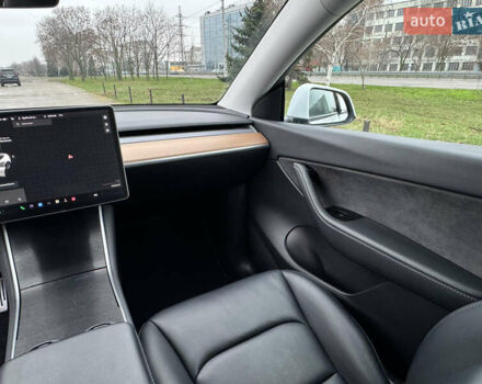 Белый Тесла Model Y, объемом двигателя 0 л и пробегом 77 тыс. км за 25000 $, фото 13 на Automoto.ua