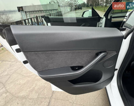 Белый Тесла Model Y, объемом двигателя 0 л и пробегом 77 тыс. км за 25000 $, фото 27 на Automoto.ua