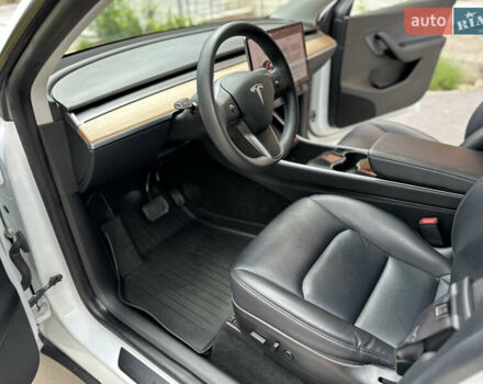 Белый Тесла Model Y, объемом двигателя 0 л и пробегом 53 тыс. км за 23500 $, фото 39 на Automoto.ua