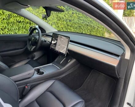 Белый Тесла Model Y, объемом двигателя 0 л и пробегом 69 тыс. км за 25500 $, фото 12 на Automoto.ua