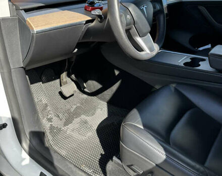 Тесла Model Y 2021 в Киеве на Automoto.ua Белый Тесла Model Y, объемом двигателя 0 л и пробегом 117 тыс. км за 35000 $, фото 29 на Automoto.ua