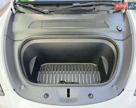 Тесла Model Y 2021 в Киеве на Automoto.ua Белый Тесла Model Y, объемом двигателя 0 л и пробегом 73 тыс. км за 29400 $, фото 45 на Automoto.ua