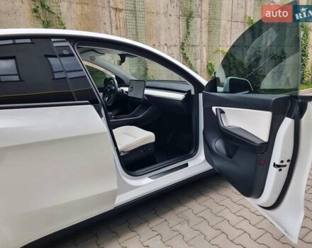 Белый Тесла Model Y, объемом двигателя 0 л и пробегом 98 тыс. км за 26499 $, фото 41 на Automoto.ua