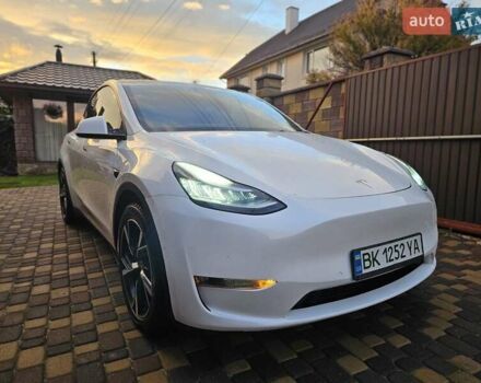 Тесла Model Y 2021 в Ровно на Automoto.ua Белый Тесла Model Y, объемом двигателя 0 л и пробегом 133 тыс. км за 22000 $, фото 1 на Automoto.ua