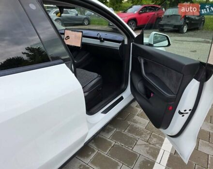 Білий Тесла Model Y, об'ємом двигуна 0 л та пробігом 44 тис. км за 26000 $, фото 5 на Automoto.ua