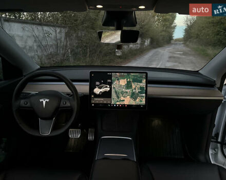 Белый Тесла Model Y, объемом двигателя 0 л и пробегом 57 тыс. км за 30000 $, фото 32 на Automoto.ua