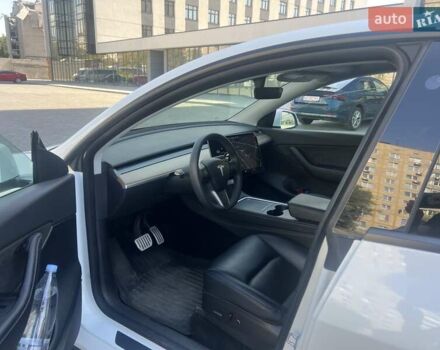 Белый Тесла Model Y, объемом двигателя 0 л и пробегом 40 тыс. км за 29000 $, фото 26 на Automoto.ua
