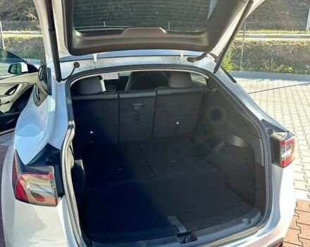 Тесла Model Y 2021 в Киеве на Automoto.ua Белый Тесла Model Y, объемом двигателя 0 л и пробегом 51 тыс. км за 27500 $, фото 15 на Automoto.ua