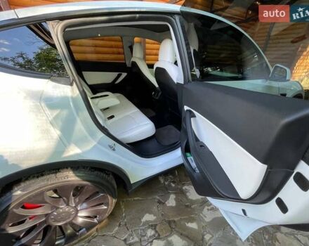 Белый Тесла Model Y, объемом двигателя 0 л и пробегом 76 тыс. км за 27000 $, фото 6 на Automoto.ua