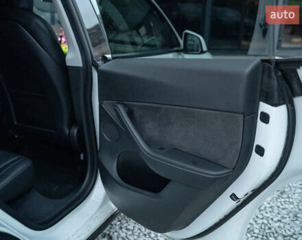 Белый Тесла Model Y, объемом двигателя 0 л и пробегом 69 тыс. км за 27500 $, фото 34 на Automoto.ua