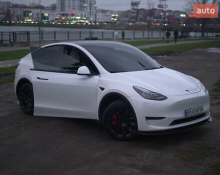 Білий Тесла Model Y, об'ємом двигуна 0 л та пробігом 66 тис. км за 23500 $, фото 47 на Automoto.ua