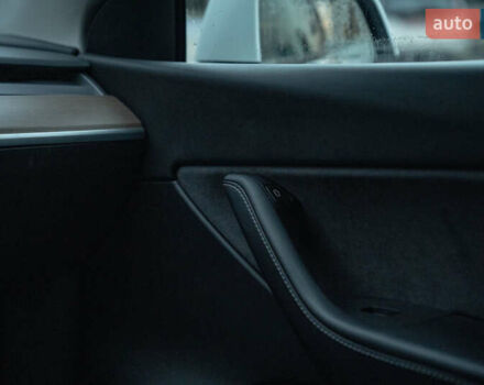 Белый Тесла Model Y, объемом двигателя 0 л и пробегом 69 тыс. км за 27500 $, фото 27 на Automoto.ua