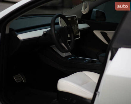 Белый Тесла Model Y, объемом двигателя 0 л и пробегом 55 тыс. км за 33000 $, фото 32 на Automoto.ua