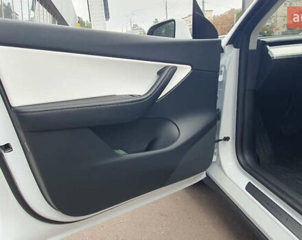 Білий Тесла Model Y, об'ємом двигуна 0 л та пробігом 74 тис. км за 25900 $, фото 18 на Automoto.ua