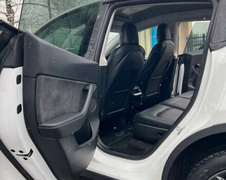 Білий Тесла Model Y, об'ємом двигуна 0 л та пробігом 88 тис. км за 24900 $, фото 24 на Automoto.ua