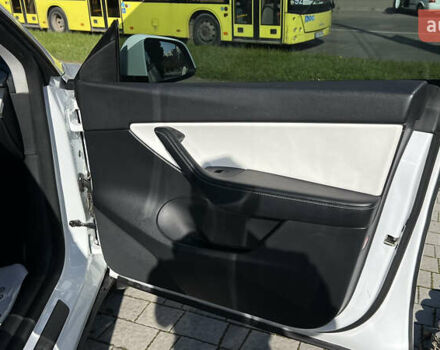 Белый Тесла Model Y, объемом двигателя 0 л и пробегом 88 тыс. км за 25700 $, фото 32 на Automoto.ua